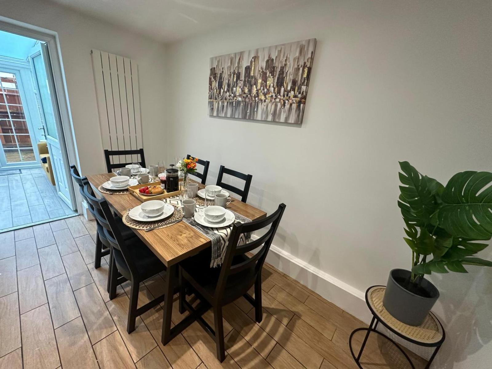 Rooms In Stylish House Milton Keynes Eksteriør bilde